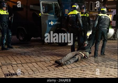 Die Anti-Faschisten und anarchistischen Gruppen wurden zu einer Demonstration aufgerufen, am 19. November in Den Haag fühlen sich diese Gruppen die ganze Zeit vom Staat angegriffen. Im vergangenen Jahr ist die Repression gegen Antifaschisten in den Niederlanden stark angestiegen. Nach einem Nachmittag voller Gewalt und Spannungen endeten die Demonstrationen mit der Verhaftung aller Demonstranten. Stockfoto