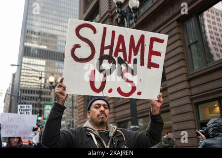 Hunderte von Menschen versammelten sich am 19. November 2016 in Chicagos Loop zum zweiten Wochenende der Proteste gegen den designierten Präsidenten Donald Trump. (Foto von Max Herman/NurPhoto) *** Bitte nutzen Sie die Gutschrift aus dem Kreditfeld *** Stockfoto