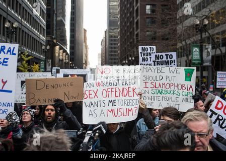 Hunderte von Menschen versammelten sich am 19. November 2016 in Chicagos Loop zum zweiten Wochenende der Proteste gegen den designierten Präsidenten Donald Trump. (Foto von Max Herman/NurPhoto) *** Bitte nutzen Sie die Gutschrift aus dem Kreditfeld *** Stockfoto