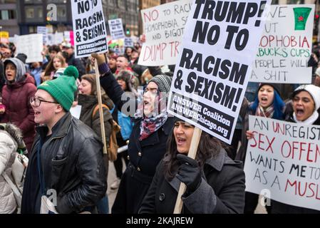 Hunderte von Menschen versammelten sich am 19. November 2016 in Chicagos Loop zum zweiten Wochenende der Proteste gegen den designierten Präsidenten Donald Trump. (Foto von Max Herman/NurPhoto) *** Bitte nutzen Sie die Gutschrift aus dem Kreditfeld *** Stockfoto