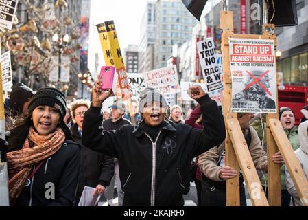 Hunderte von Menschen versammelten sich am 19. November 2016 in Chicagos Loop zum zweiten Wochenende der Proteste gegen den designierten Präsidenten Donald Trump. (Foto von Max Herman/NurPhoto) *** Bitte nutzen Sie die Gutschrift aus dem Kreditfeld *** Stockfoto
