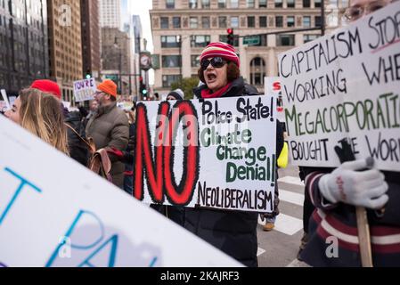 Hunderte von Menschen versammelten sich am 19. November 2016 in Chicagos Loop zum zweiten Wochenende der Proteste gegen den designierten Präsidenten Donald Trump. (Foto von Max Herman/NurPhoto) *** Bitte nutzen Sie die Gutschrift aus dem Kreditfeld *** Stockfoto