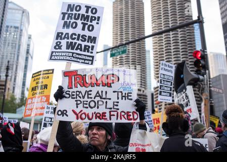 Hunderte von Menschen versammelten sich am 19. November 2016 in Chicagos Loop zum zweiten Wochenende der Proteste gegen den designierten Präsidenten Donald Trump. (Foto von Max Herman/NurPhoto) *** Bitte nutzen Sie die Gutschrift aus dem Kreditfeld *** Stockfoto