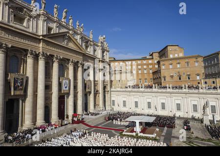 Papst Franziskus feiert am 20. November 2016 auf dem Petersplatz in der Vatikanstadt eine Heilige Messe zum Abschluss des Jubiläums der Barmherzigkeit (Foto: Giuseppe Ciccia/NurPhoto) *** Bitte benutzen Sie die Gutschrift aus dem Credit Field *** Stockfoto