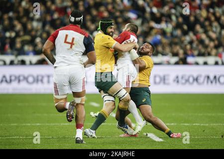 Der französische Halbflieger Jean Marc Doussain (2. R) steht am 19. November 2016 beim Rugby-Union-Testspiel zwischen Frankreich und Australien im Stade de France in Saint-Denis, außerhalb von Paris, mit dem blinden Flanker Scott Fardy (2. L) und der australischen Nutte Tolu Latu (R) auf dem Spiel. (Foto von Geoffroy Van der Hasselt/NurPhoto) *** Bitte nutzen Sie die Gutschrift aus dem Kreditfeld *** Stockfoto