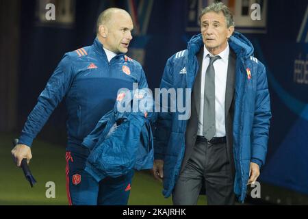 Frankreichs Cheftrainer Guy Noves (R) und Frankreichs Trainer Yannick Bru (L) kommen am 19. November 2016 zum Rugby-Union-Testspiel zwischen Frankreich und Australien im Stade de France in Saint-Denis vor Paris. (Foto von Geoffroy Van der Hasselt/NurPhoto) *** Bitte nutzen Sie die Gutschrift aus dem Kreditfeld *** Stockfoto