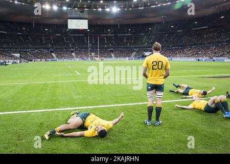 Die australischen Spieler wärmen sich am 19. November 2016 auf, bevor sie am Rugby-Union-Testspiel zwischen Frankreich und Australien im Stade de France in Saint-Denis, außerhalb von Paris, teilnehmen. (Foto von Geoffroy Van der Hasselt/NurPhoto) *** Bitte nutzen Sie die Gutschrift aus dem Kreditfeld *** Stockfoto