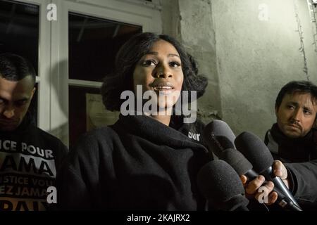 ASSA Traue, die Schwester des verstorbenen 24-jährigen Adama Traue, der während seiner Verhaftung durch die Polizei im Juli 2016 in Beaumont-sur-Oise starb, spricht während einer Kundgebung vor dem Rathaus von Beaumont-sur-Oise, nördlich von Paris, am 22. November 2016 an Reporter. (Foto von Julien Mattia/NurPhoto) *** Bitte nutzen Sie die Gutschrift aus dem Kreditfeld *** Stockfoto