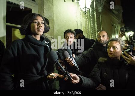 ASSA Traue, die Schwester des verstorbenen 24-jährigen Adama Traue, der während seiner Verhaftung durch die Polizei im Juli 2016 in Beaumont-sur-Oise starb, spricht während einer Kundgebung vor dem Rathaus von Beaumont-sur-Oise, nördlich von Paris, am 22. November 2016 an Reporter. (Foto von Julien Mattia/NurPhoto) *** Bitte nutzen Sie die Gutschrift aus dem Kreditfeld *** Stockfoto