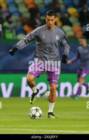 Real Madrids Stürmer Cristiano Ronaldo aus Portugal beim Aufwärmping beim UEFA Champions League-Spiel zwischen Sporting Clube de Portugal und Real Madrid am 22. November 2016 im Estadio Jose Alvalade in Lissabon, Portugal. (Foto von Bruno Barros / DPI / NurPhoto) *** Bitte nutzen Sie die Gutschrift aus dem Kreditfeld *** Stockfoto