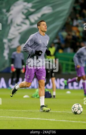 Real Madrids Stürmer Cristiano Ronaldo aus Portugal beim Aufwärmping beim UEFA Champions League-Spiel zwischen Sporting Clube de Portugal und Real Madrid am 22. November 2016 im Estadio Jose Alvalade in Lissabon, Portugal. (Foto von Bruno Barros / DPI / NurPhoto) *** Bitte nutzen Sie die Gutschrift aus dem Kreditfeld *** Stockfoto
