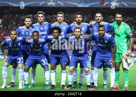 Juventus-Team (Miralem Pjanic, Daniele Rugani, Mario Mandzukic, Sami Khedira, Leonardo Bonucci, Gianluigi Buffon, Dani Alves, Patrice Evra, Juan Cuadrado, Claudio Marchisio, Alex Sandro) posiert, um vor dem UEFA Champions League Gruppenfußballspiel n.5 SEVILLA - JUVENTUS am 22/11/2016 im Stadio Ramon Sanchez-Pizjuan in Sevilla, Spanien, fotografiert zu werden. (Foto von Matteo Bottanelli/NurPhoto) *** Bitte benutzen Sie die Gutschrift aus dem Kreditfeld *** Stockfoto