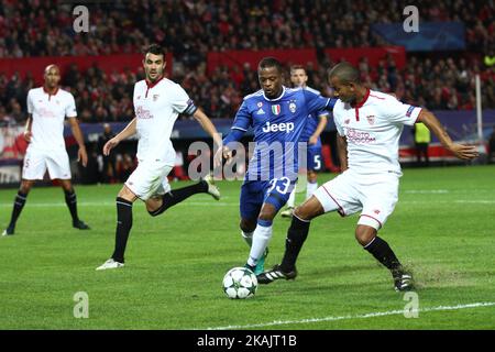 Juventus-Verteidiger Patrice Evra (33) kämpft während des UEFA Champions League-Gruppenfußballspiels Nr.5 SEVILLA - JUVENTUS am 22/11/2016 im Stadio Ramon Sanchez-Pizjuan in Sevilla, Spanien, um den Ball gegen den Mittelfeldspieler Steven N'Zonzi (15) aus Sevilla. (Foto von Matteo Bottanelli/NurPhoto) *** Bitte benutzen Sie die Gutschrift aus dem Kreditfeld *** Stockfoto