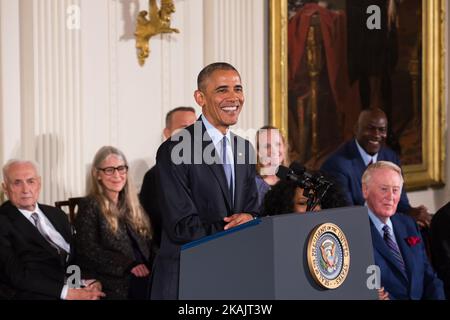 Präsident Barack Obama hat am 22. November 2016 im East Room des Weißen Hauses in Washington, DC, 21 Empfänger mit der Presidential Medal of Freedomat ausgezeichnet. Die Presidential Medal of Freedom ist die höchste Auszeichnung für Zivilisten in den Vereinigten Staaten von Amerika. (Foto von Cheriss May/NurPhoto) *** Bitte nutzen Sie die Gutschrift aus dem Kreditfeld *** Stockfoto