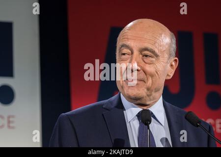 Alain Juppé, ehemaliger Kandidat und Bürgermeister von Bordeaux, spricht nach einem Verlust im Primärkampf gegen Francois Fillon bei den rechten Präsidentschaftswahlen 2017 am 27. November 2016 in Paris, Frankreich. (Foto von Julien Mattia/NurPhoto) *** Bitte nutzen Sie die Gutschrift aus dem Kreditfeld *** Stockfoto