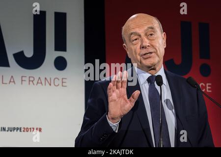 Alain Juppé, ehemaliger Kandidat und Bürgermeister von Bordeaux, spricht nach einem Verlust im Primärkampf gegen Francois Fillon bei den rechten Präsidentschaftswahlen 2017 am 27. November 2016 in Paris, Frankreich. (Foto von Julien Mattia/NurPhoto) *** Bitte nutzen Sie die Gutschrift aus dem Kreditfeld *** Stockfoto