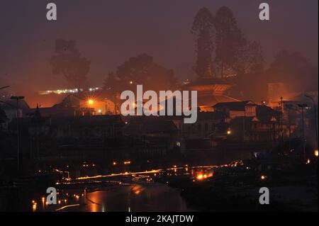 Eine beleuchtete Ansicht des Pashupatinath-Tempels zusammen mit den schwimmenden Öllampen am Bagmati-Fluss am Pashupatinath-Tempel anlässlich des Bala Chaturdashi-Festivals, das am Montag, den 28. November 2016 in Kathmandu, Nepal, gefeiert wurde. Es ist der Meinung, dass abgeworfene Samen zur Erinnerung an Geliebte anlässlich der Bala Chaturdashi-Rituale ihren Geliebten und ihren verminderten Verwandten einen besseren Platz im Himmel sichern können. (Foto von Narayan Maharjan/NurPhoto) *** Bitte nutzen Sie die Gutschrift aus dem Kreditfeld *** Stockfoto