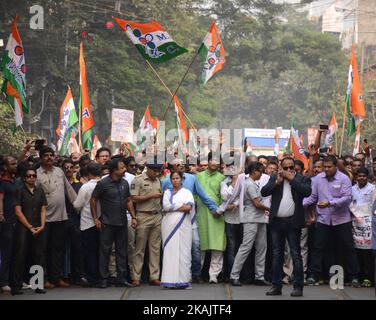 Der westbengalische Chief Minister und die Trinamool-Kongresspartei Supremo Mamata Banerjee (Mitte) während der Protestkundgebung gegen die Entscheidung der Regierung zur Dämonisierung von RS 1000- und RS 500 8-Banknoten in Kalkutta, Indien, am Montag, den 28.. November 2016. Premierminister Narendra Modi gab bekannt, dass 500- und 1.000-Rupien-Scheine nicht mehr als gesetzliches Zahlungsmittel galten; die Leute erhielten 50 Tage Zeit, sie auf Bankkonten einzuzahlen oder sie bei Banken und Postämtern gegen neue Scheine einzutauschen. (Foto von Sonali Pal Chaudhury/NurPhoto) *** Bitte nutzen Sie die Gutschrift aus dem Kreditfeld *** Stockfoto