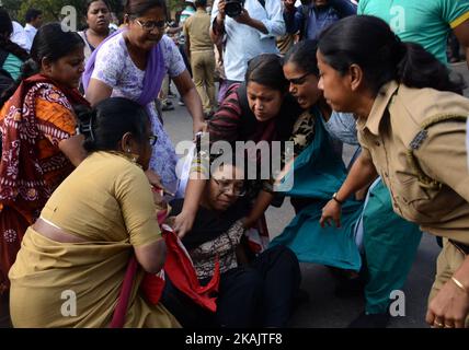 Indische Polizeibeamte verhaften den Aktivisten des Socialist Unity Center of India-Marxist (SUCI-M) während der Proteste gegen den Kinderhandel in Westbengalen in Kalkutta, Indien, am Dienstag, den 29.. November 2016. Mehrere leitende Ärzte und Pflegeheime in verschiedenen Distrikten von Westbengalen standen unter dem Scanner von CID, die in den von der Baduria im Distrikt Parganas im Norden des 24. Bezirks ausgegrachten Kinderhandel eindrangen. (Foto von Sonali Pal Chaudhury/NurPhoto) *** Bitte nutzen Sie die Gutschrift aus dem Kreditfeld *** Stockfoto