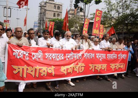 Aktivisten der Linken Front organisierten am Montag, den 28.. November 2016 in Kalkutta, Indien, eine Protestkundgebung gegen die Entscheidung der Regierung zur Dämonisierung von RS 1000- und RS 500-Scheinen.am 8. November kündigte Premierminister Narendra Modi an, dass 500- und 1.000-Rupien-Scheine kein gesetzliches Zahlungsmittel mehr seien; Die Menschen erhielten 50 Tage Zeit, um sie auf Bankkonten einzuzahlen oder sie gegen neue Banknoten bei Banken und Postämtern einzutauschen. (Foto von Sonali Pal Chaudhury/NurPhoto) *** Bitte nutzen Sie die Gutschrift aus dem Kreditfeld *** Stockfoto