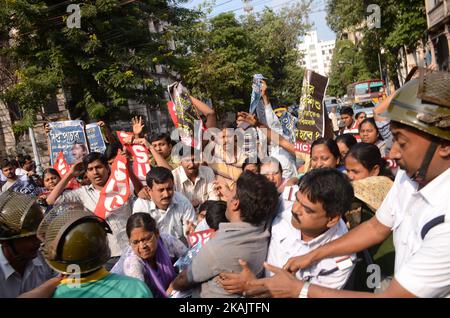 Indische Polizeibeamte verhaften den Aktivisten des Socialist Unity Center of India-Marxist (SUCI-M) während der Proteste gegen den Kinderhandel in Westbengalen in Kalkutta, Indien, am Dienstag, den 29.. November 2016. Mehrere leitende Ärzte und Pflegeheime in verschiedenen Distrikten von Westbengalen standen unter dem Scanner von CID, die in den von der Baduria im Distrikt Parganas im Norden des 24. Bezirks ausgegrachten Kinderhandel eindrangen. (Foto von Sonali Pal Chaudhury/NurPhoto) *** Bitte nutzen Sie die Gutschrift aus dem Kreditfeld *** Stockfoto