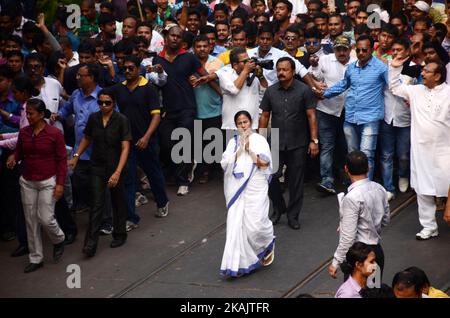 Der westbengalische Chief Minister und die Trinamool-Kongresspartei Supremo Mamata Banerjee (Mitte) während der Protestkundgebung gegen die Entscheidung der Regierung zur Dämonisierung von RS 1000- und RS 500 8-Banknoten in Kalkutta, Indien, am Montag, den 28.. November 2016. Premierminister Narendra Modi gab bekannt, dass 500- und 1.000-Rupien-Scheine nicht mehr als gesetzliches Zahlungsmittel galten; die Leute erhielten 50 Tage Zeit, sie auf Bankkonten einzuzahlen oder sie bei Banken und Postämtern gegen neue Scheine einzutauschen. (Foto von Sonali Pal Chaudhury/NurPhoto) *** Bitte nutzen Sie die Gutschrift aus dem Kreditfeld *** Stockfoto