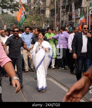 Der westbengalische Chief Minister und die Trinamool-Kongresspartei Supremo Mamata Banerjee (Mitte) während der Protestkundgebung gegen die Entscheidung der Regierung zur Dämonisierung von RS 1000- und RS 500 8-Banknoten in Kalkutta, Indien, am Montag, den 28.. November 2016. Premierminister Narendra Modi gab bekannt, dass 500- und 1.000-Rupien-Scheine nicht mehr als gesetzliches Zahlungsmittel galten; die Leute erhielten 50 Tage Zeit, sie auf Bankkonten einzuzahlen oder sie bei Banken und Postämtern gegen neue Scheine einzutauschen. (Foto von Sonali Pal Chaudhury/NurPhoto) *** Bitte nutzen Sie die Gutschrift aus dem Kreditfeld *** Stockfoto