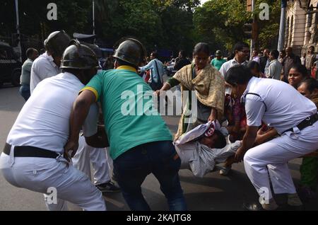 Indische Polizeibeamte verhaften den Aktivisten des Socialist Unity Center of India-Marxist (SUCI-M) während der Proteste gegen den Kinderhandel in Westbengalen in Kalkutta, Indien, am Dienstag, den 29.. November 2016. Mehrere leitende Ärzte und Pflegeheime in verschiedenen Distrikten von Westbengalen standen unter dem Scanner von CID, die in den von der Baduria im Distrikt Parganas im Norden des 24. Bezirks ausgegrachten Kinderhandel eindrangen. (Foto von Sonali Pal Chaudhury/NurPhoto) *** Bitte nutzen Sie die Gutschrift aus dem Kreditfeld *** Stockfoto