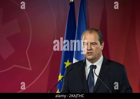 Der erste Sekretär der Sozialistischen Partei Frankreichs (PS) Jean-Christophe Cambadelis hält am 29. November 2016 eine Pressekonferenz im PS-Hauptquartier in Paris ab. *** Bitte verwenden Sie Credit from Credit Field *** Stockfoto