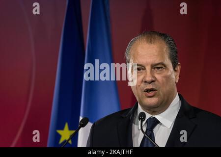 Der erste Sekretär der Sozialistischen Partei Frankreichs (PS) Jean-Christophe Cambadelis hält am 29. November 2016 eine Pressekonferenz im PS-Hauptquartier in Paris ab. *** Bitte verwenden Sie Credit from Credit Field *** Stockfoto