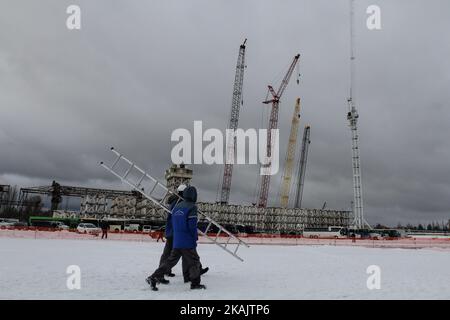 Die Arbeiter von „Novarka“ überqueren die Baustelle der neuen sicheren Enge, die über dem Reaktor der Einheit 4 in Tschornobyl errichtet wurde. Die neuen sicheren Einsperrungen der Sarkophage zerstörten am 29. November 2016 im Kernkraftwerk Chornobyl, Ukraine, den Reaktor 4.. Am 26. April verursachten 1986 Arbeiter des Kraftwerks unbeabsichtigt eine Kernschmelze im Reaktor, die explodierte und bei dem schlimmsten zivilen nuklearen Zwischenfall der Welt einen giftigen Cocktail radioaktiver Fallouts in die Atmosphäre schickte. (Foto von Sergii Kharchenko/NurPhoto) *** Bitte nutzen Sie die Gutschrift aus dem Kreditfeld *** Stockfoto