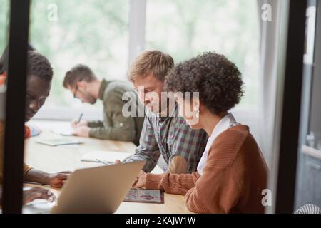 Das multinationale Business-Team arbeitet in einer modernen Halle der Kuhhirten Stockfoto