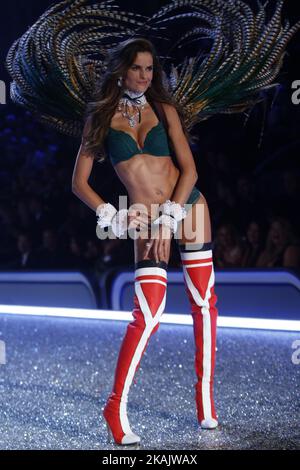 Izabel Goulart läuft auf dem Laufsteg 2016 Victoria's Secret Fashion Show im Grand Palais in Paris am 30. November 2016. (Foto von Mehdi Taamallah/Nurphoto) *** Bitte nutzen Sie die Gutschrift aus dem Kreditfeld *** Stockfoto