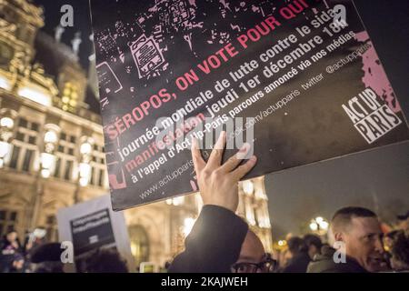 Am 1. Dezember 2016 versammeln sich Menschen zu einer Demonstration am Welt-Aids-Tag in Paris. Der Welt-Aids-Tag wird weltweit jährlich am 1. Dezember begangen, um das Bewusstsein für die globale AIDS-Pandemie zu schärfen, die durch die Ausbreitung der HIV-Infektion verursacht wird. (Foto von Olivier Donnars/NurPhoto) *** Bitte benutzen Sie die Gutschrift aus dem Kreditfeld *** Stockfoto