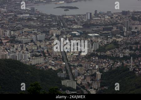 Bezirke der edlen Gegend von Rio de Janeiro von der Christus der Erlöser gesehen. Natürliche und städtische Schönheit Draufsicht auf die Stadt Rio de Janeiro vom Hügel Corcovado aus gesehen, wo sich das Denkmal Christus der Erlöser befindet. Rio de Janeiro, Brasilien, am 1. Dezember 2016. (Foto von Luiz Souza/NurPhoto) *** Bitte benutzen Sie die Gutschrift aus dem Kreditfeld *** Stockfoto