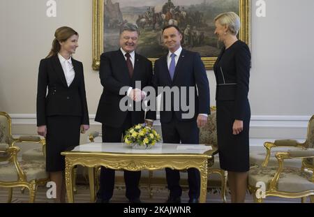 Der polnische Präsident Andrzej Duda (2. DR.) und seine Frau Agata Kornhauser-Duda (R) laden den ukrainischen Präsidenten Petro Poroschenko und seine Frau Maryna (L) zu einem Bild ein, bevor am 2. Dezember 2016 im Präsidentenpalast in Warschau Gespräche geführt werden. (Foto von Krystian Dobuszynski/NurPhoto) *** Bitte nutzen Sie die Gutschrift aus dem Kreditfeld *** Stockfoto