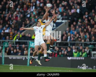 l-R Englands Jonny May, Englands Jonathan Joseph und Australiens Dänin Haylett-Petty während des Old Mutual Wealth Series-Spiels zwischen England und Australien am 3. Dezember 2016 im Twickenham Stadium in London, Großbritannien. (Foto von Kieran Galvin/NurPhoto) *** Bitte benutzen Sie die Gutschrift aus dem Kreditfeld *** Stockfoto