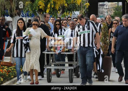 Die Leiche des Journalisten Guilherme Van der Laars von TV Globo wird am 3. Dezember 2016 auf dem Friedhof SÃ£o JoÃ£o Batista in Botafogo in Rio de Janeiro, Brasilien, beigesetzt. Er war eines der Opfer des Flugzeugabsturzes, bei dem 71 Menschen starben, als Ende des 28. November 2016 ein Flugzeug mit 77 Personen an Bord stürzte. Das Flugzeug stürzte in einer bergigen Gegend außerhalb von Medellin, Kolumbien, ab. Chapecoense sollte am 30. November 2016 im Copa Sudamericana-Finale gegen Medellins Atletico Nacional spielen. (Foto von Luiz Souza/NurPhoto) *** Bitte benutzen Sie die Gutschrift aus dem Kreditfeld *** Stockfoto