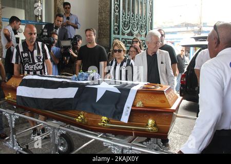 Die Leiche des Journalisten Guilherme Van der Laars von TV Globo wird am 3. Dezember 2016 auf dem Friedhof SÃ£o JoÃ£o Batista in Botafogo in Rio de Janeiro, Brasilien, beigesetzt. Er war eines der Opfer des Flugzeugabsturzes, bei dem 71 Menschen starben, als Ende des 28. November 2016 ein Flugzeug mit 77 Personen an Bord stürzte. Das Flugzeug stürzte in einer bergigen Gegend außerhalb von Medellin, Kolumbien, ab. Chapecoense sollte am 30. November 2016 im Copa Sudamericana-Finale gegen Medellins Atletico Nacional spielen. (Foto von Luiz Souza/NurPhoto) *** Bitte benutzen Sie die Gutschrift aus dem Kreditfeld *** Stockfoto