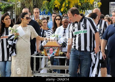 Carol, die Ehefrau des Journalisten, hatte 2 Kinder bei sich und war mit dem dritten schwanger. Die Leiche des Journalisten Guilherme Van der Laars von TV Globo wird am 3. Dezember 2016 auf dem Friedhof SÃ£o JoÃ£o Batista in Botafogo in Rio de Janeiro, Brasilien, beigesetzt. Van der Laars starb bei dem Flugzeugabsturz, bei dem 71 Menschen starben, als Ende des 28. November 2016 ein Flugzeug mit 77 Personen an Bord abstürzte. Das Flugzeug stürzte in einer bergigen Gegend außerhalb von Medellin, Kolumbien, ab. Chapecoense sollte am 30. November 2016 im Copa Sudamericana-Finale gegen Medellins Atletico Nacional spielen. (Foto von Luiz Souza/NurPh Stockfoto