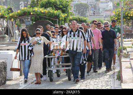 Die Leiche des Journalisten Guilherme Van der Laars von TV Globo wird am 3. Dezember 2016 auf dem Friedhof SÃ£o JoÃ£o Batista in Botafogo in Rio de Janeiro, Brasilien, beigesetzt. Er war eines der Opfer des Flugzeugabsturzes, bei dem 71 Menschen starben, als Ende des 28. November 2016 ein Flugzeug mit 77 Personen an Bord stürzte. Das Flugzeug stürzte in einer bergigen Gegend außerhalb von Medellin, Kolumbien, ab. Chapecoense sollte am 30. November 2016 im Copa Sudamericana-Finale gegen Medellins Atletico Nacional spielen. (Foto von Luiz Souza/NurPhoto) *** Bitte benutzen Sie die Gutschrift aus dem Kreditfeld *** Stockfoto