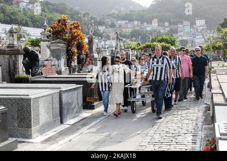 Die Leiche des Journalisten Guilherme Van der Laars von TV Globo wird am 3. Dezember 2016 auf dem Friedhof SÃ£o JoÃ£o Batista in Botafogo in Rio de Janeiro, Brasilien, beigesetzt. Er war eines der Opfer des Flugzeugabsturzes, bei dem 71 Menschen starben, als Ende des 28. November 2016 ein Flugzeug mit 77 Personen an Bord stürzte. Das Flugzeug stürzte in einer bergigen Gegend außerhalb von Medellin, Kolumbien, ab. Chapecoense sollte am 30. November 2016 im Copa Sudamericana-Finale gegen Medellins Atletico Nacional spielen. (Foto von Luiz Souza/NurPhoto) *** Bitte benutzen Sie die Gutschrift aus dem Kreditfeld *** Stockfoto