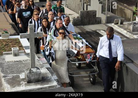 Carol, die Ehefrau des Journalisten, hatte 2 Kinder bei sich und war mit dem dritten schwanger. Die Leiche des Journalisten Guilherme Van der Laars von TV Globo wird am 3. Dezember 2016 auf dem Friedhof SÃ£o JoÃ£o Batista in Botafogo in Rio de Janeiro, Brasilien, beigesetzt. Van der Laars starb bei dem Flugzeugabsturz, bei dem 71 Menschen starben, als Ende des 28. November 2016 ein Flugzeug mit 77 Personen an Bord abstürzte. Das Flugzeug stürzte in einer bergigen Gegend außerhalb von Medellin, Kolumbien, ab. Chapecoense sollte am 30. November 2016 im Copa Sudamericana-Finale gegen Medellins Atletico Nacional spielen. (Foto von Luiz Souza/NurPh Stockfoto