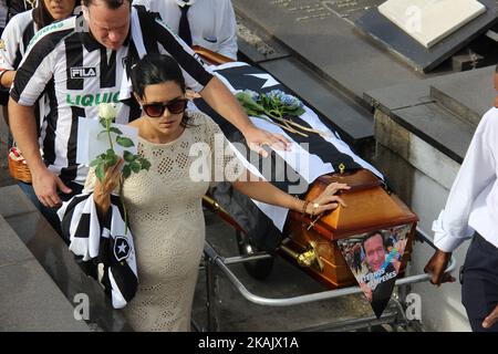 Carol, die Ehefrau des Journalisten, hatte 2 Kinder bei sich und war mit dem dritten schwanger. Die Leiche des Journalisten Guilherme Van der Laars von TV Globo wird am 3. Dezember 2016 auf dem Friedhof SÃ£o JoÃ£o Batista in Botafogo in Rio de Janeiro, Brasilien, beigesetzt. Van der Laars starb bei dem Flugzeugabsturz, bei dem 71 Menschen starben, als Ende des 28. November 2016 ein Flugzeug mit 77 Personen an Bord abstürzte. Das Flugzeug stürzte in einer bergigen Gegend außerhalb von Medellin, Kolumbien, ab. Chapecoense sollte am 30. November 2016 im Copa Sudamericana-Finale gegen Medellins Atletico Nacional spielen. (Foto von Luiz Souza/NurPh Stockfoto