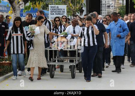 Die Leiche des Journalisten Guilherme Van der Laars von TV Globo wird am 3. Dezember 2016 auf dem Friedhof SÃ£o JoÃ£o Batista in Botafogo in Rio de Janeiro, Brasilien, beigesetzt. Er war eines der Opfer des Flugzeugabsturzes, bei dem 71 Menschen starben, als Ende des 28. November 2016 ein Flugzeug mit 77 Personen an Bord stürzte. Das Flugzeug stürzte in einer bergigen Gegend außerhalb von Medellin, Kolumbien, ab. Chapecoense sollte am 30. November 2016 im Copa Sudamericana-Finale gegen Medellins Atletico Nacional spielen. (Foto von Luiz Souza/NurPhoto) *** Bitte benutzen Sie die Gutschrift aus dem Kreditfeld *** Stockfoto