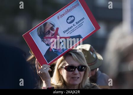 Mitglieder der jüdischen Gruppe IfNotNow und ihre Verbündeten protestieren gegen Breitbart News und Stephen Bannon. Beverly Hills, Kalifornien. 4. Dezember 2016. Die Demonstranten forderten, dass der designierte Präsident Donald Trump Stephen Bannon von seiner Ernennung zum Chefstrategen des Weißen Hauses abfeuern sollte. (Foto von Ronen Tivony/NurPhoto) *** Bitte benutzen Sie die Gutschrift aus dem Kreditfeld *** Stockfoto