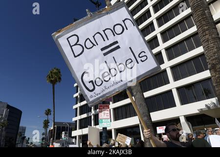 Mitglieder der jüdischen Gruppe IfNotNow und ihre Verbündeten protestieren gegen Breitbart News und Stephen Bannon. Beverly Hills, Kalifornien. 4. Dezember 2016. Die Demonstranten forderten, dass der designierte Präsident Donald Trump Stephen Bannon von seiner Ernennung zum Chefstrategen des Weißen Hauses abfeuern sollte. Bannon wurde beschuldigt, ein Antisemit und ein weißer Supremaist zu sein. (Foto von Ronen Tivony/NurPhoto) *** Bitte benutzen Sie die Gutschrift aus dem Kreditfeld *** Stockfoto