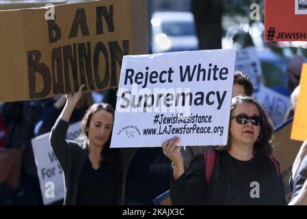 Mitglieder der jüdischen Gruppe IfNotNow und ihre Verbündeten protestieren gegen Breitbart News und Stephen Bannon. Beverly Hills, Kalifornien. 4. Dezember 2016. Die Demonstranten forderten, dass der designierte Präsident Donald Trump Stephen Bannon von seiner Ernennung zum Chefstrategen des Weißen Hauses abfeuern sollte. Bannon wurde beschuldigt, ein Antisemit und ein weißer Supremaist zu sein. (Foto von Ronen Tivony/NurPhoto) *** Bitte benutzen Sie die Gutschrift aus dem Kreditfeld *** Stockfoto