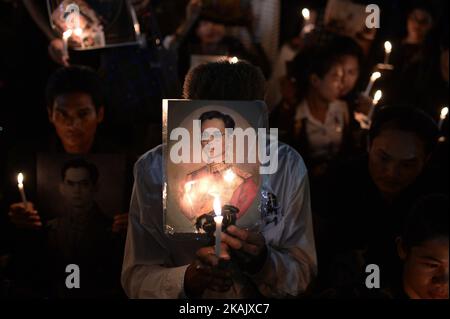 Thais hält ein Bild des verstorbenen thailändischen Königs Bhumibol Adulyadej und zündete eine Kerze an, als er am 5. Dezember 2016 anlässlich seines Geburtstages in Sanam Luang in Bangkok, Thailand, gedenken wurde. König Bhumibol, der längste regierende Monarch der Welt, starb am 13. Oktober 2016 im Alter von 88 Jahren im Siriraj-Krankenhaus. (Foto von Wasawat Lukharang/NurPhoto) *** Bitte nutzen Sie die Gutschrift aus dem Kreditfeld *** Stockfoto