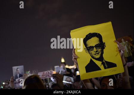 Thais halten Bilder des verstorbenen thailändischen Königs Bhumibol Adulyadej während einer Gedenkfeier zu seinem Geburtstag am 5. Dezember 2016 in Sanam Luang in Bangkok, Thailand. König Bhumibol, der längste regierende Monarch der Welt, starb am 13. Oktober 2016 im Alter von 88 Jahren im Siriraj-Krankenhaus. (Foto von Wasawat Lukharang/NurPhoto) *** Bitte nutzen Sie die Gutschrift aus dem Kreditfeld *** Stockfoto